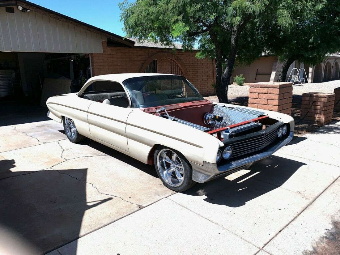 1961 bubbletop Oldsmobile Super 88 Holiday Custom Street Rod 1961 Oldsmobile Ninety-Eight