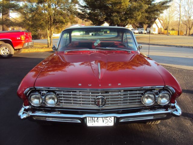 1961 Buick LeSabre 2 door hardtop - photo 2