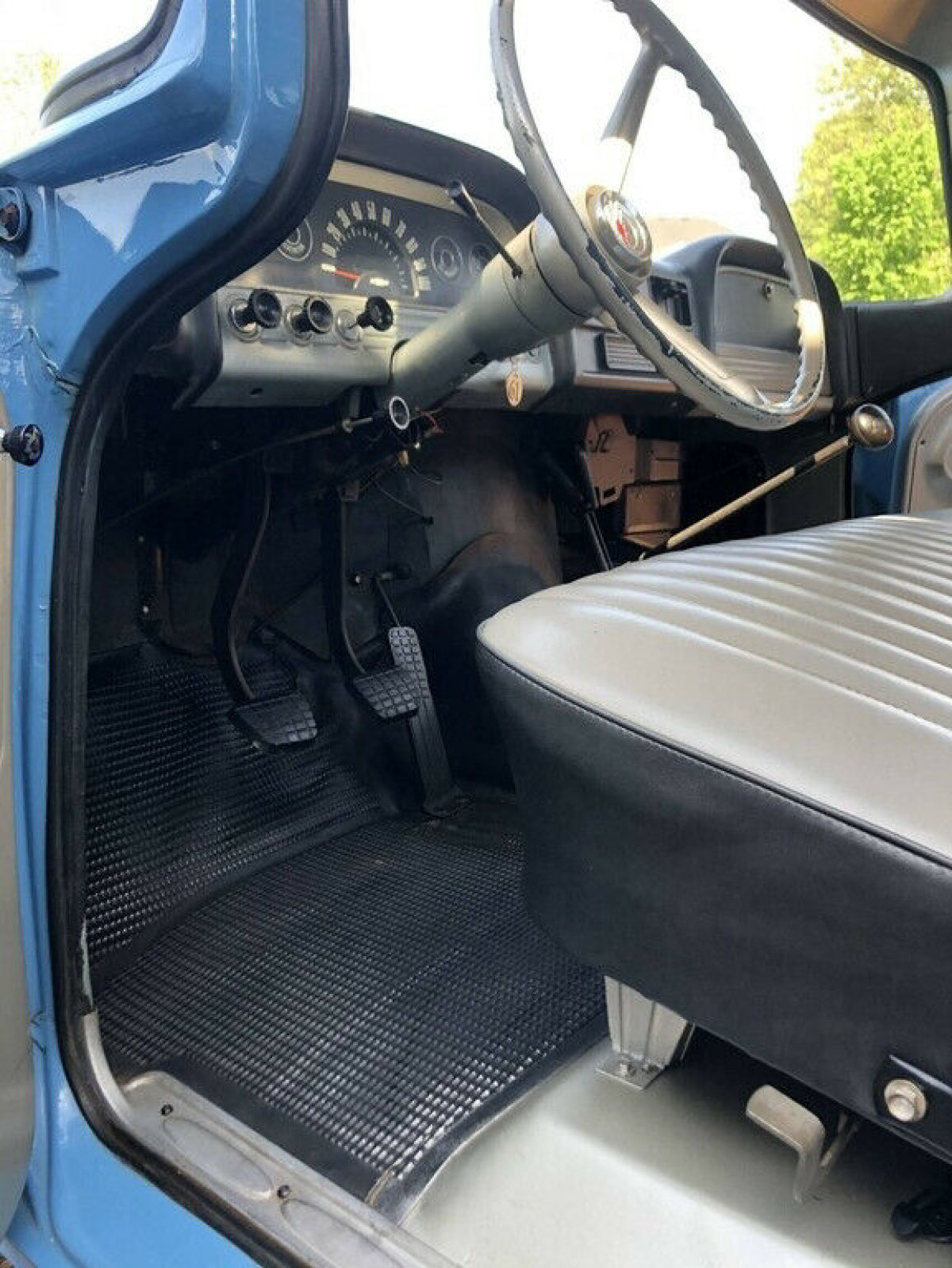 1961 Chevrolet C-30 (Model 3609) Stakebed Truck - photo 6