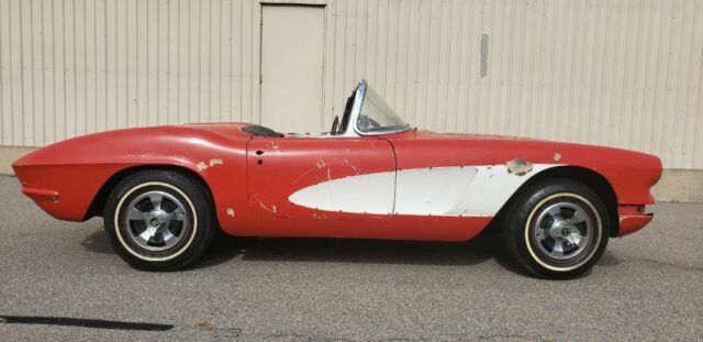 1961 CHEVROLET CORVETTE CONVERT 327 WITH DUAL QUADS. ROMAN RED WITH WHITE COVES 1961 Chevrolet Corvette ROMAN RED WITH WHITE COVES