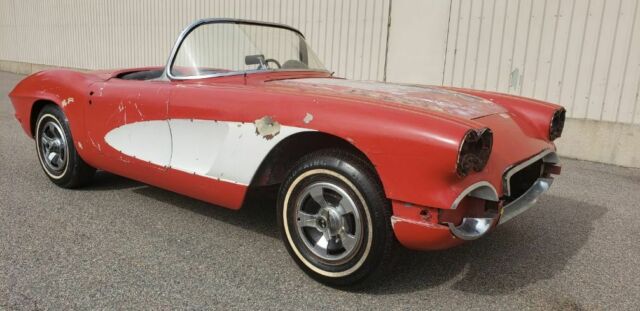 1961 Chevrolet Corvette ROMAN RED WITH WHITE COVES - photo 3