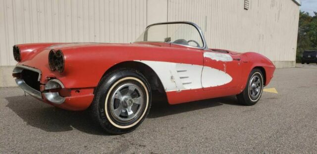 1961 Chevrolet Corvette ROMAN RED WITH WHITE COVES - photo 4