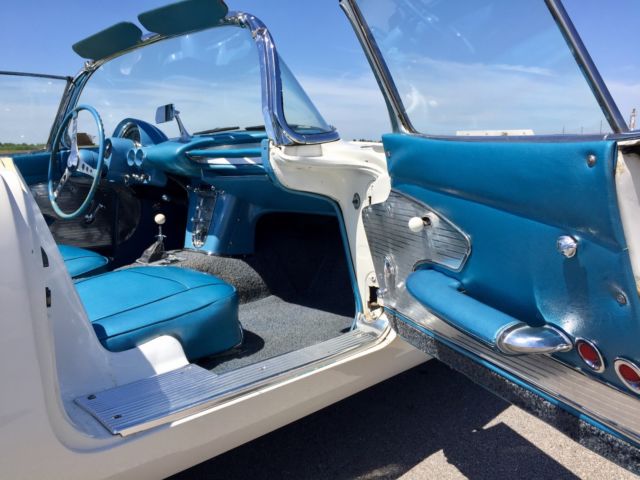 1961 Chevrolet Corvette Convertible - photo 13