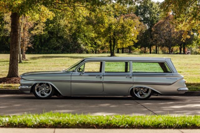 1961 Chevrolet Wagon Parkwood ( Frame Off restoration, lots of extras ) 1961 Chevrolet Bel Air/150/210