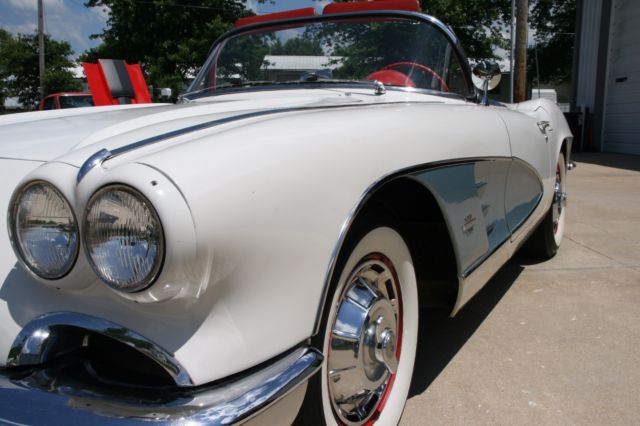 1961 CORVETTE 283/230HP 4 SPEED ERMINE WHITE SATEEN SILVER COVE RED INTERIOR 1961 Chevrolet Corvette ORIGINAL