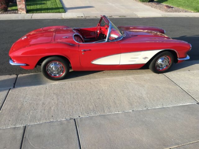 1961 Chevrolet Corvette White coves Red interior - photo 3