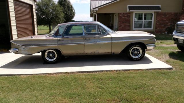 1961 Chevrolet Impala Sport Sedan - photo 2