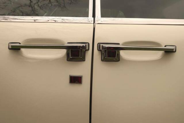 1961 Lincoln Continental Convertible - photo 2