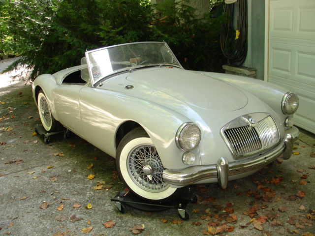1961 MGA 1600 1961 MG MGA leather black/white piping