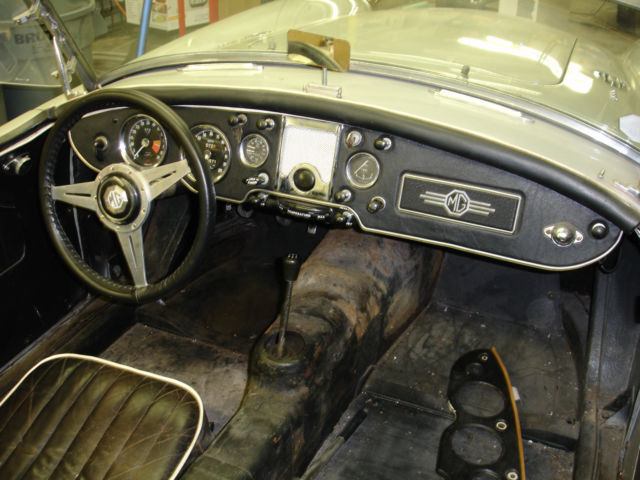 1961 MG MGA leather black/white piping - photo 13