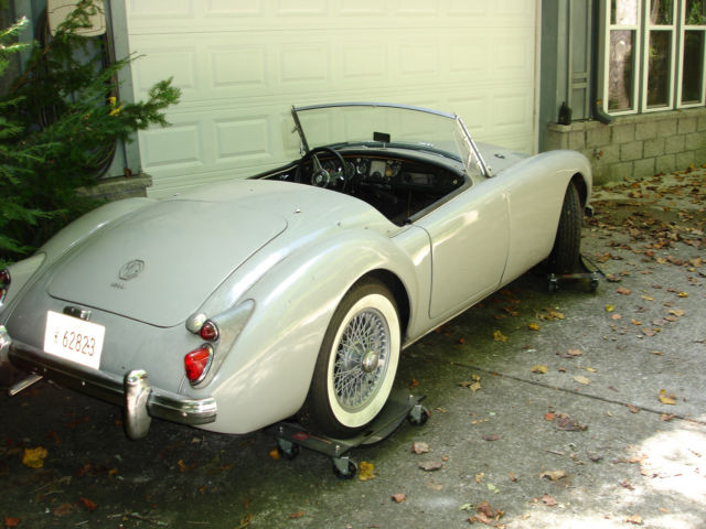 1961 MG MGA leather black/white piping - photo 2