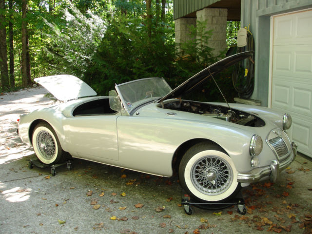 1961 MG MGA leather black/white piping - photo 3