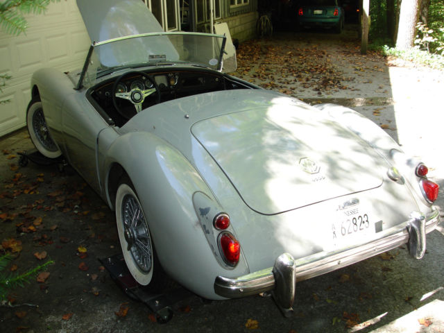 1961 MG MGA leather black/white piping - photo 4