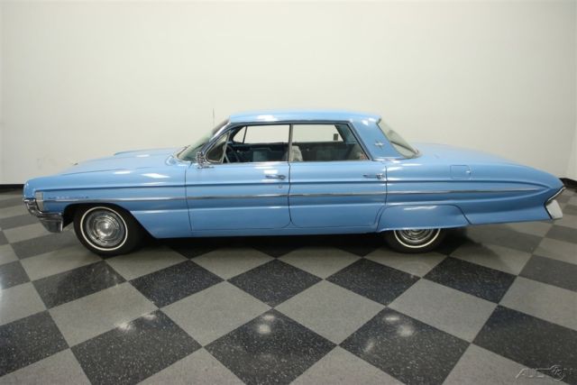 1961 Oldsmobile Dynamic 88 Holiday Sedan - photo 2