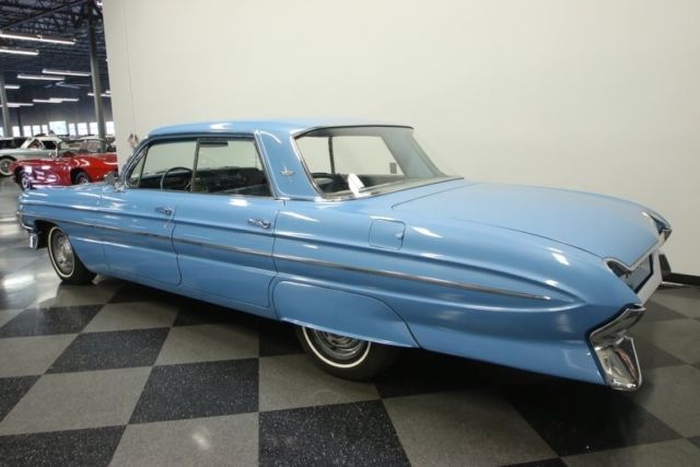 1961 Oldsmobile Eighty-Eight Holiday Sedan - photo 9