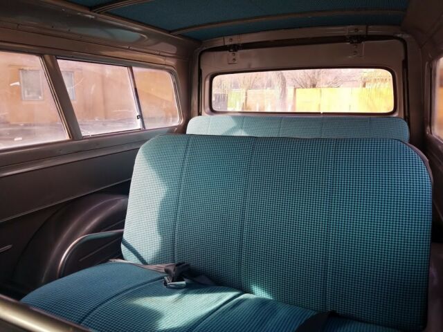 1962 GMC Suburban Has a custom package - photo 8