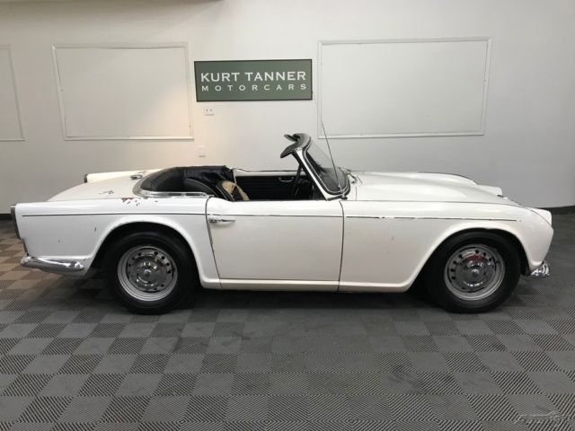 1962 Triumph TR4 4-SPEED. EARLY DASH, BUBBLE GLASS GAUGES. - photo 3