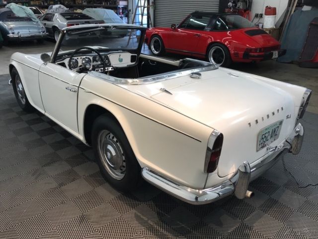1962 Triumph TR4 4-SPEED. EARLY DASH, BUBBLE GLASS GAUGES. - photo 7
