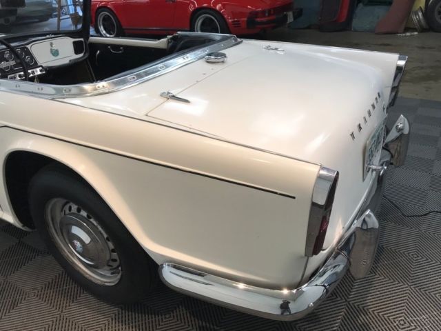 1962 Triumph TR4 4-SPEED. EARLY DASH, BUBBLE GLASS GAUGES. - photo 8