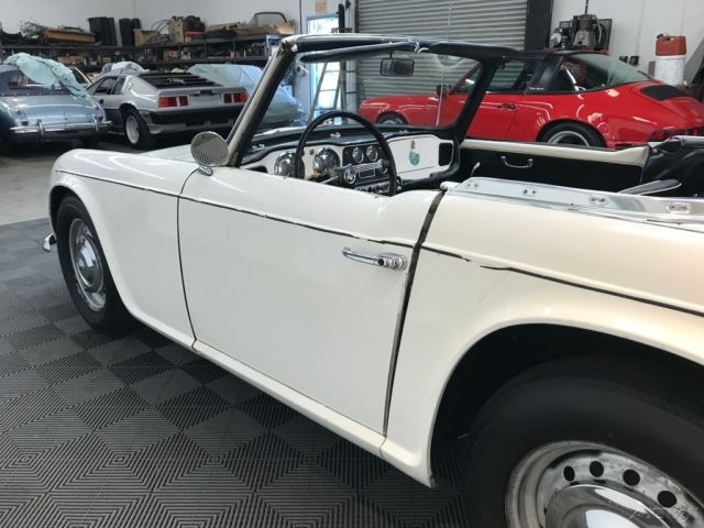 1962 Triumph TR4 4-SPEED. EARLY DASH, BUBBLE GLASS GAUGES. - photo 9