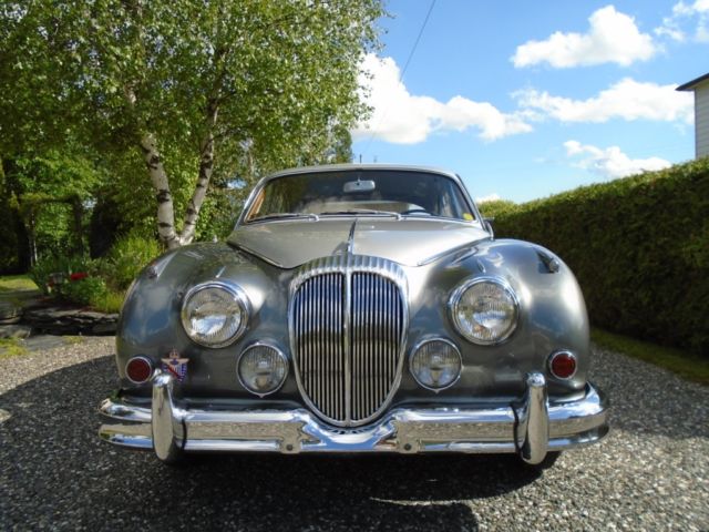 1963 Daimler 2.5 Saloon 4 drs. sedan 1963 Jaguar Daimler 2.5 V8