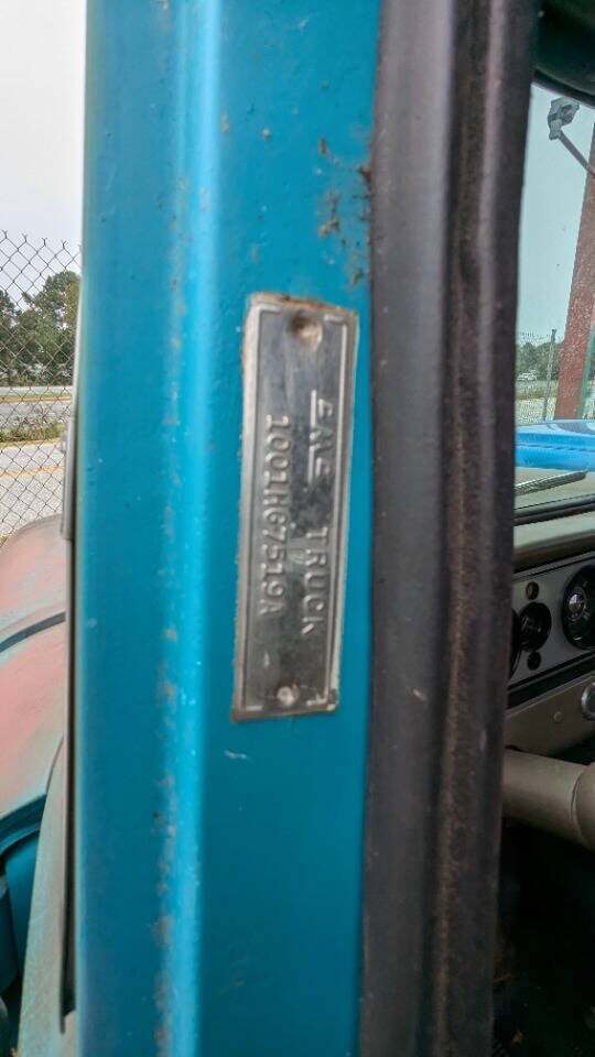 1963 GMC Suburban - photo 10