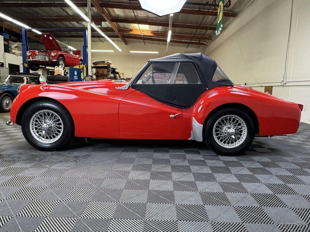 1963 Triumph TR3 ROADSTER. SIGNAL RED, BLACK TRIM, TOP, SIDECURTAINS. - photo 11