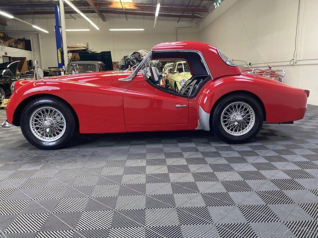 1963 Triumph TR3 1963 TRIUMPH TR3B. MATCHING RED FACTORY HARDTOP. - photo 12