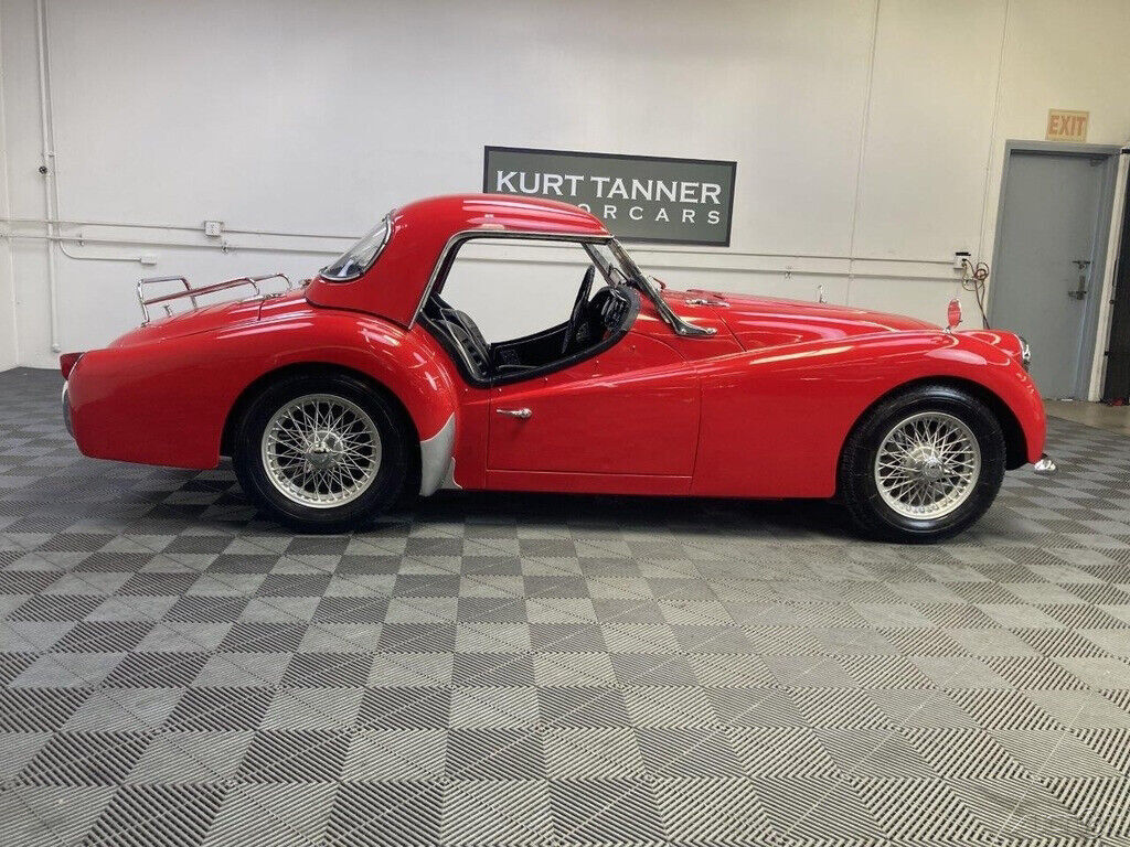 1963 Triumph TR3 1963 TRIUMPH TR3B. MATCHING RED FACTORY HARDTOP. - photo 7