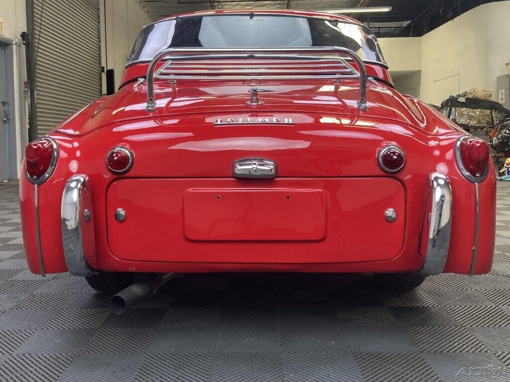 1963 Triumph TR3 1963 TRIUMPH TR3B. MATCHING RED FACTORY HARDTOP. - photo 9