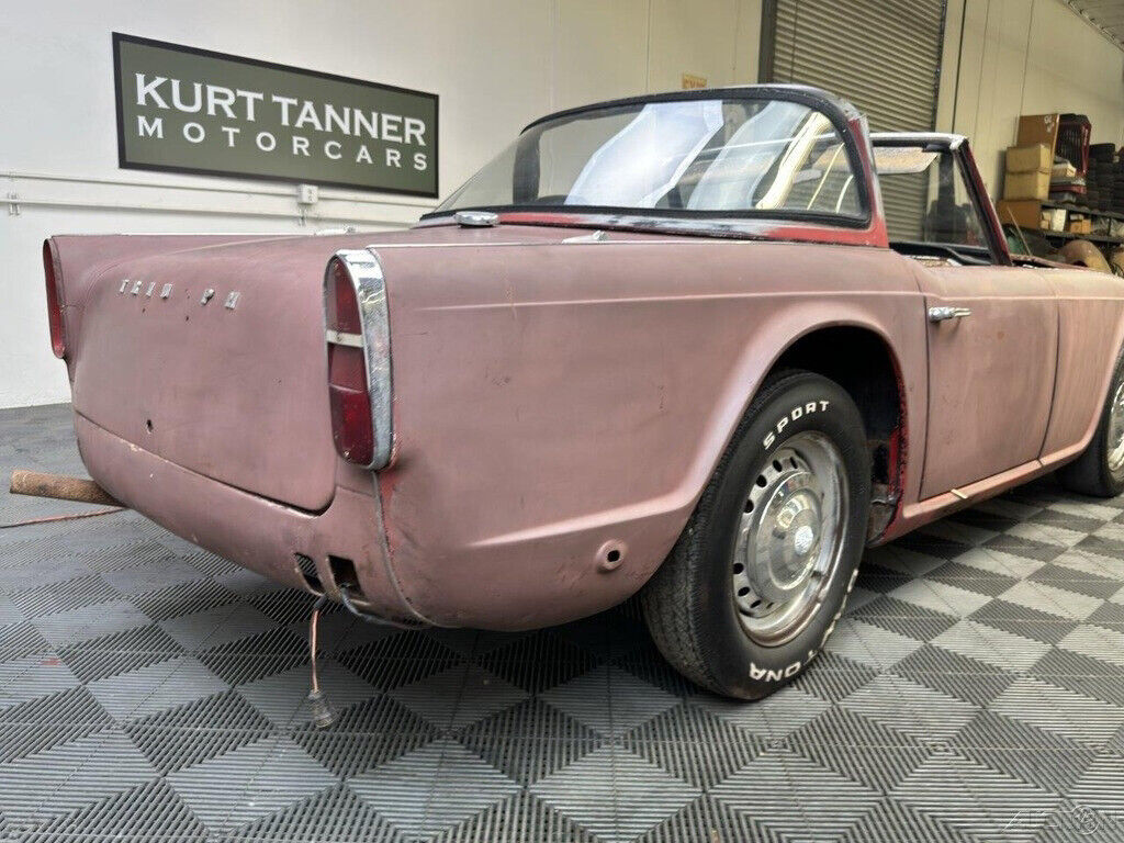 1963 Triumph TR4 1963 TRIUMPH TR4 SURREY TOP. ORIGINAL SIGNAL RED. - photo 9