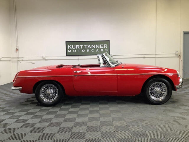 1964 MG MGB 1964 MGB ROADSTER. TARTAN RED. PULL DOOR HANDLE. - photo 10