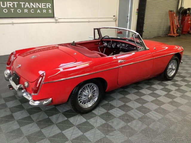 1964 MG MGB 1964 MGB ROADSTER. TARTAN RED. PULL DOOR HANDLE. - photo 11