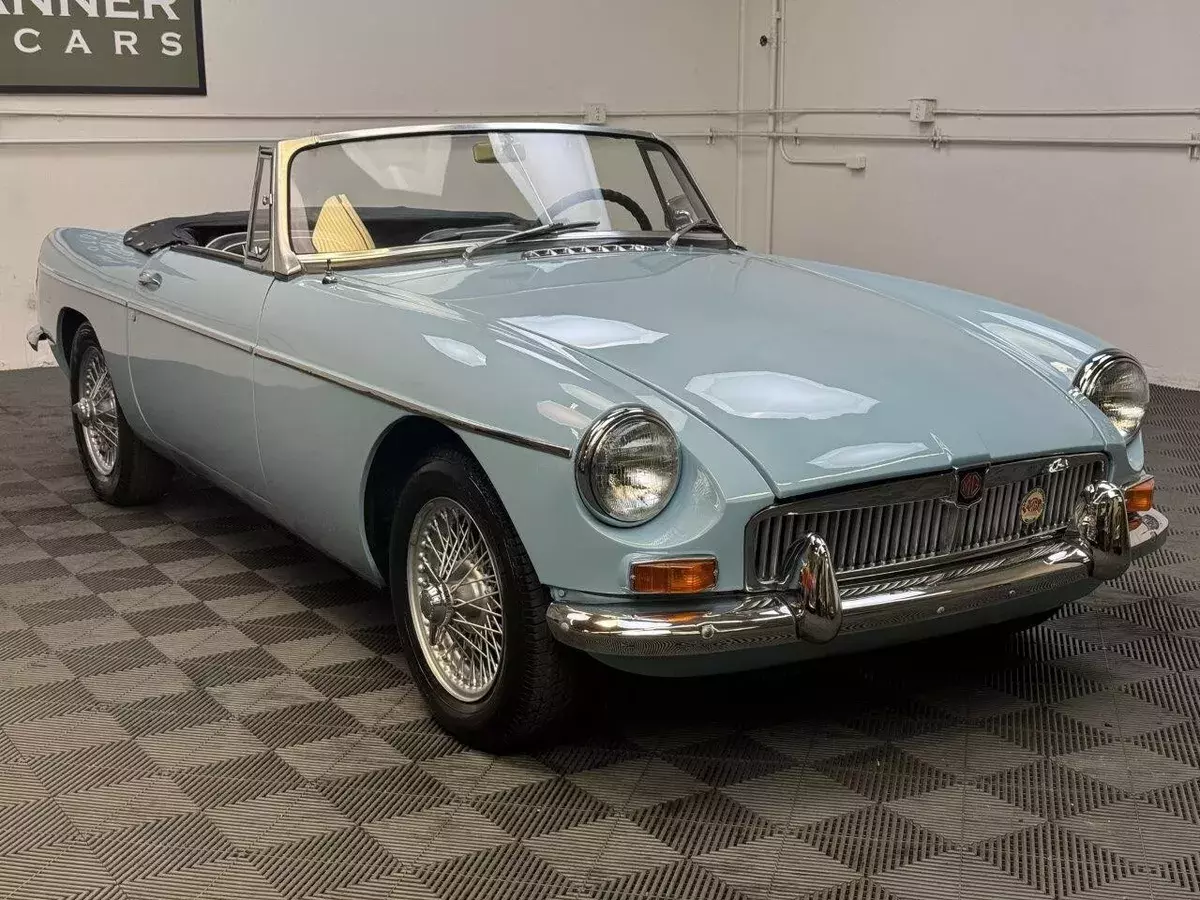 1964 MGB MK1 ROADSTER. PULL DOOR HANDLE. IRIS BLUE WITH BLACK LEATHER TRIM. 1964 MG MGB