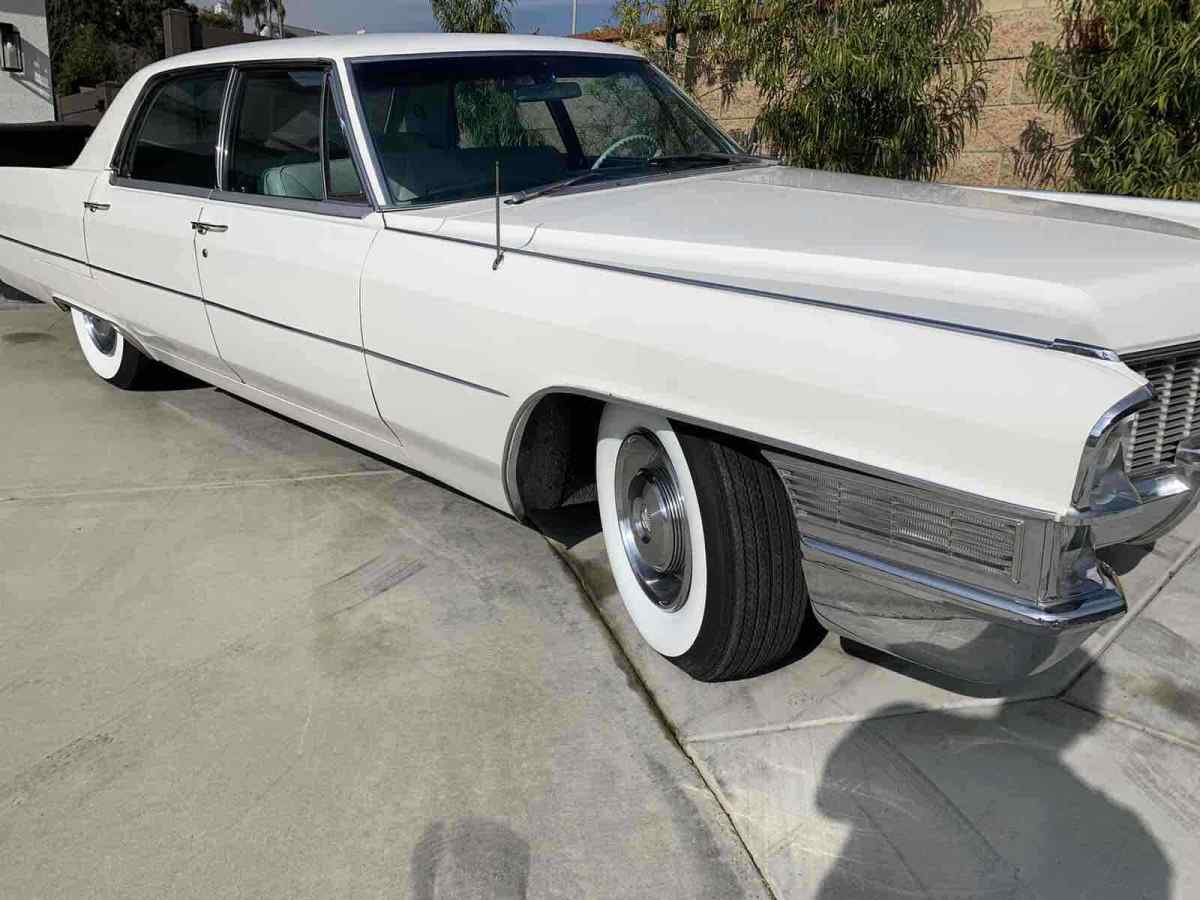 1965 Cadillac DeVille Sedan - photo 2