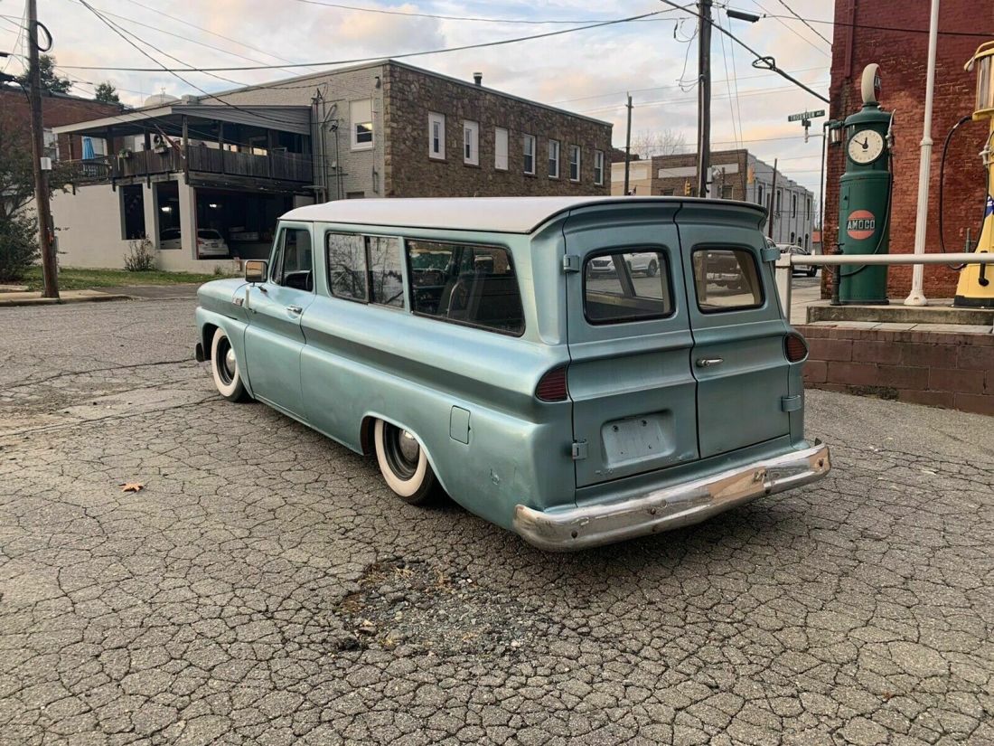 1965 Chevrolet Suburban - photo 2