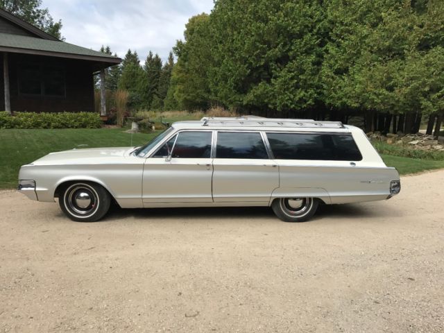 1965 Chrysler Newport 4 Door Station Wagon - photo 2