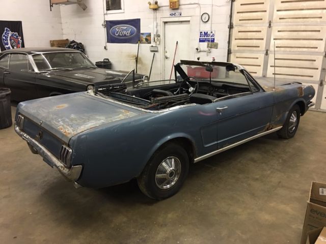 1965 Ford Mustang Convertible 289 V-8 -- 4 speed -- Air Conditioning -- Rare ! 1965 Ford Mustang V-8 Factory 4 speed
