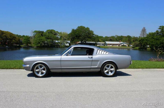 1965 Ford Mustang FASTBACK RESTOMOD AIR CONDITION - photo 4
