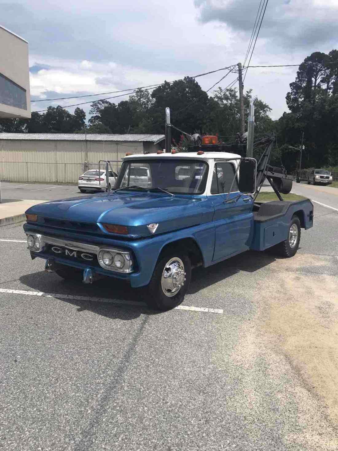 1965 GMC tow truck - photo 2