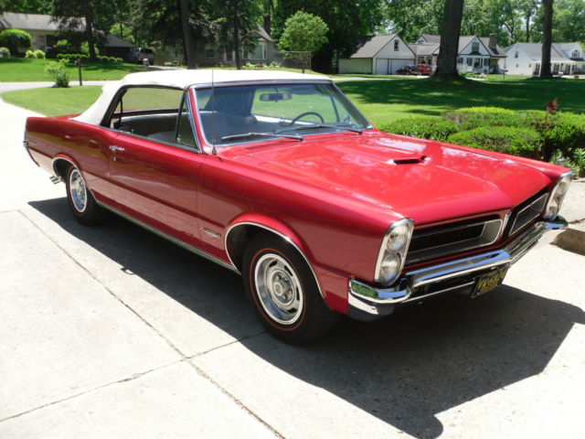 1965 Pontiac GTO Red / Parchment
