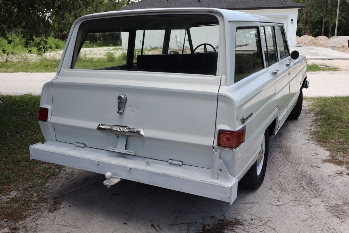 1965 Jeep Wagoneer - photo 2