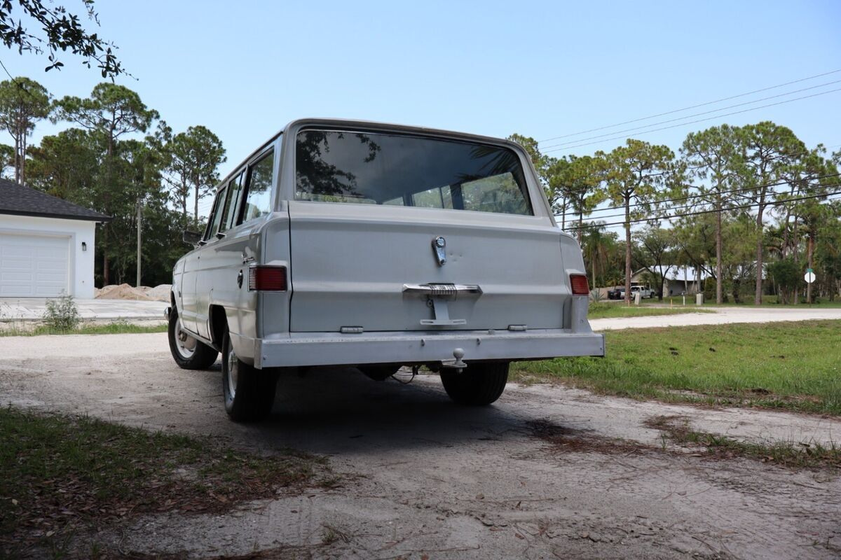 1965 Jeep Wagoneer - photo 4