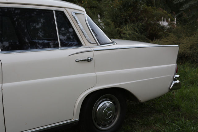 1965 Mercedes-Benz 200-Series - photo 12