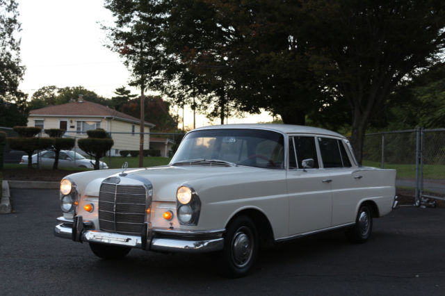 1965 Mercedes-Benz 200-Series - photo 2