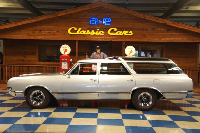 1965 Oldsmobile Custom Cruiser - photo 2