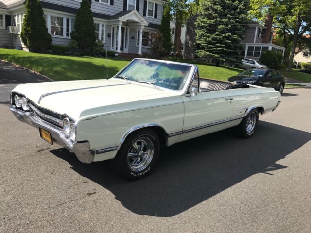 1965 Olds 442 Convertible 4spd, super rare 3-2bbl intake, matching numbers 400 1965 Oldsmobile 442