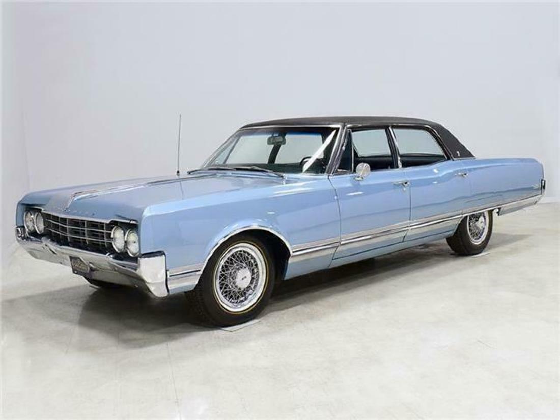 1965 Oldsmobile Ninety-Eight Luxury Sedan - photo 2