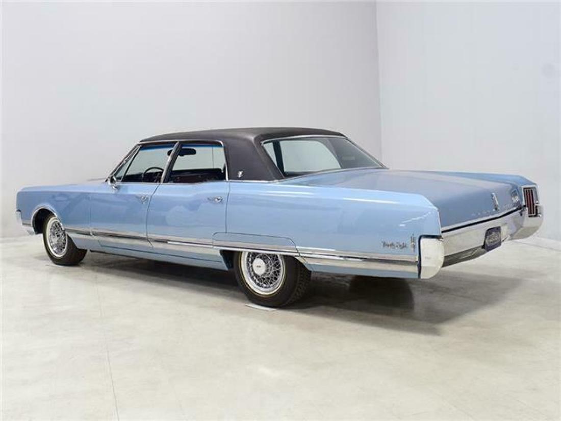 1965 Oldsmobile Ninety-Eight Luxury Sedan - photo 4