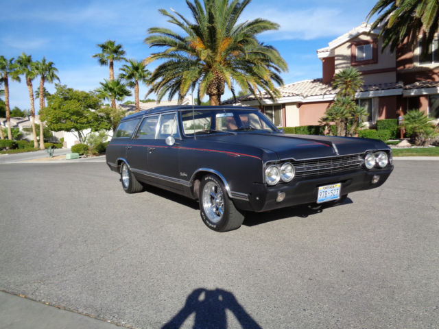 1965 Oldsmobile Vista Cruiser Wagon in flat black with pin striping / HOT ROD 1965 Oldsmobile Vista Cruiser WAGON